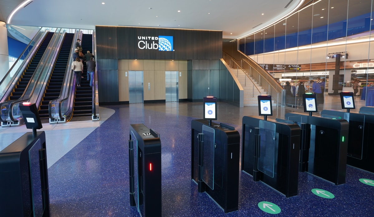 United Club entrance with e-gates and elevators.