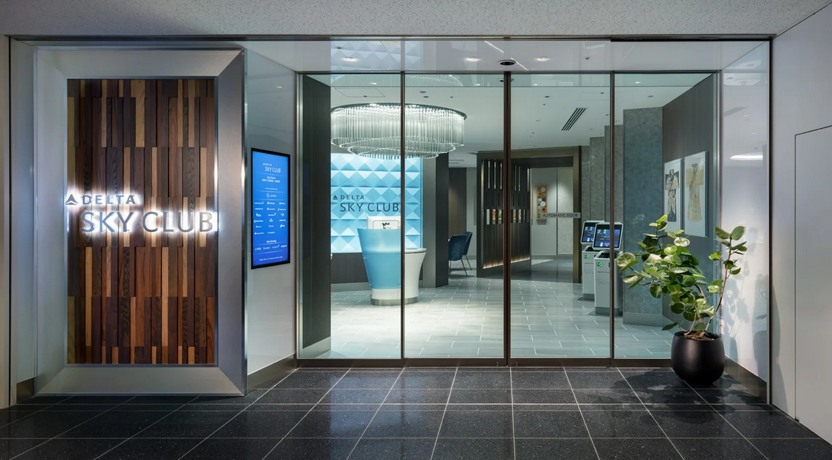 Front entrance to the Delta Skyclub at the Tokyo HND airport.