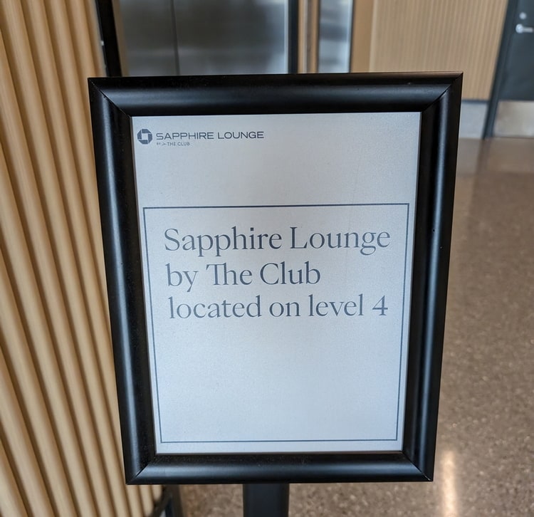 sign showing lounge is located on the 4th floor.