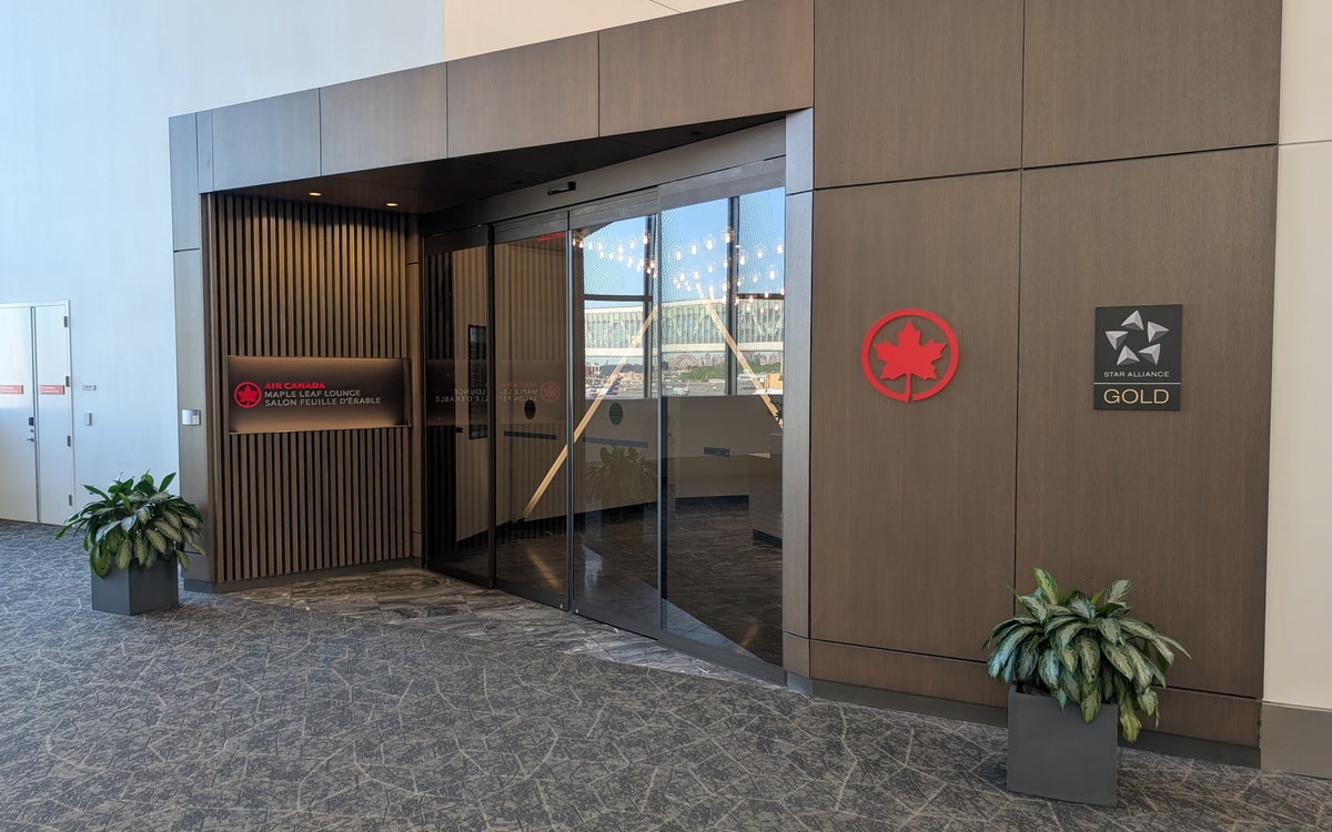 Entrance to the Air Canada Lounge in New York LGA.