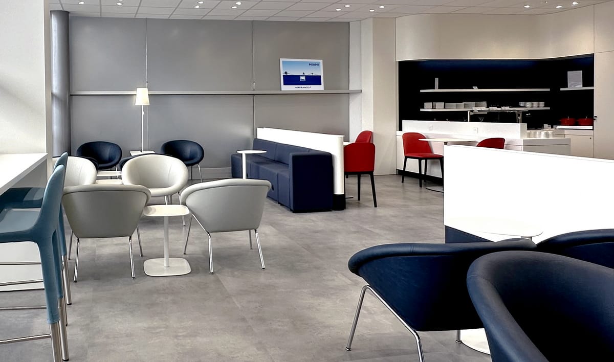 Chairs and tables inside the lounge, showing the Air France colors.