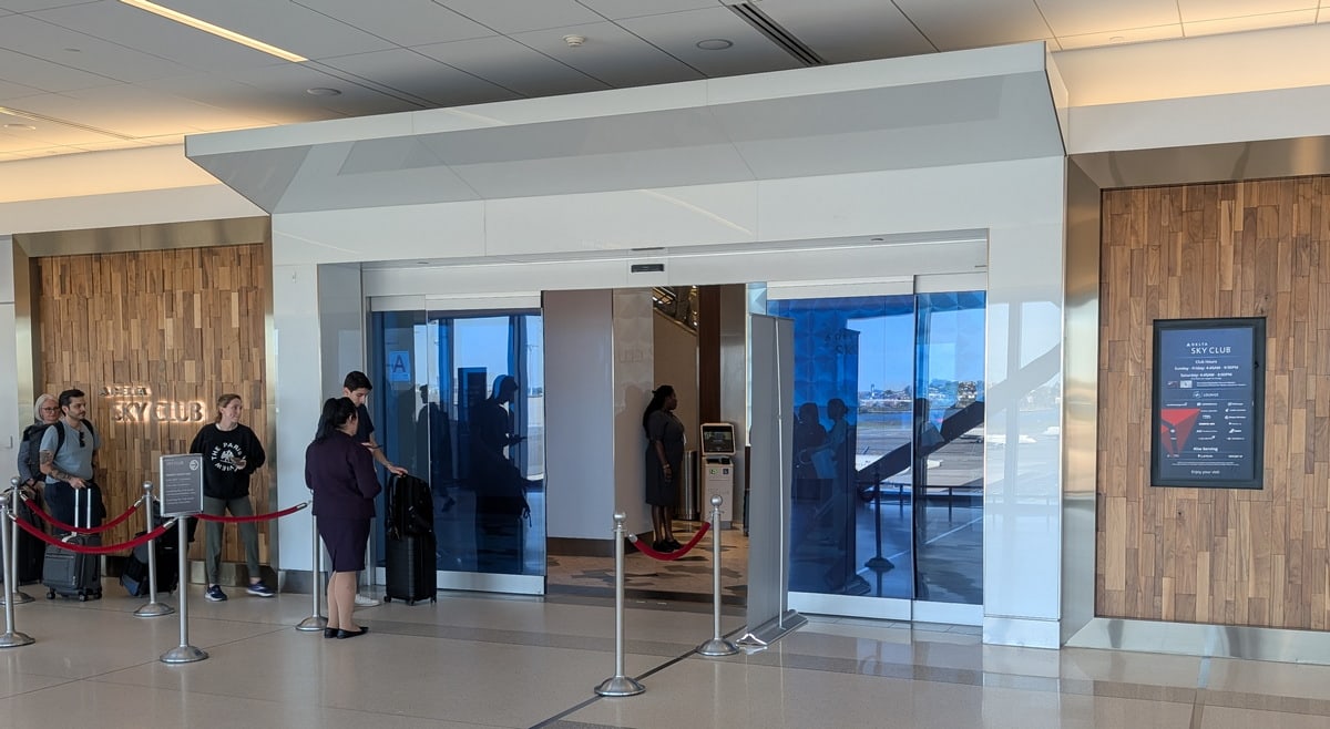 Outside waiting line and entrance to the Delta Sky Club at LGA