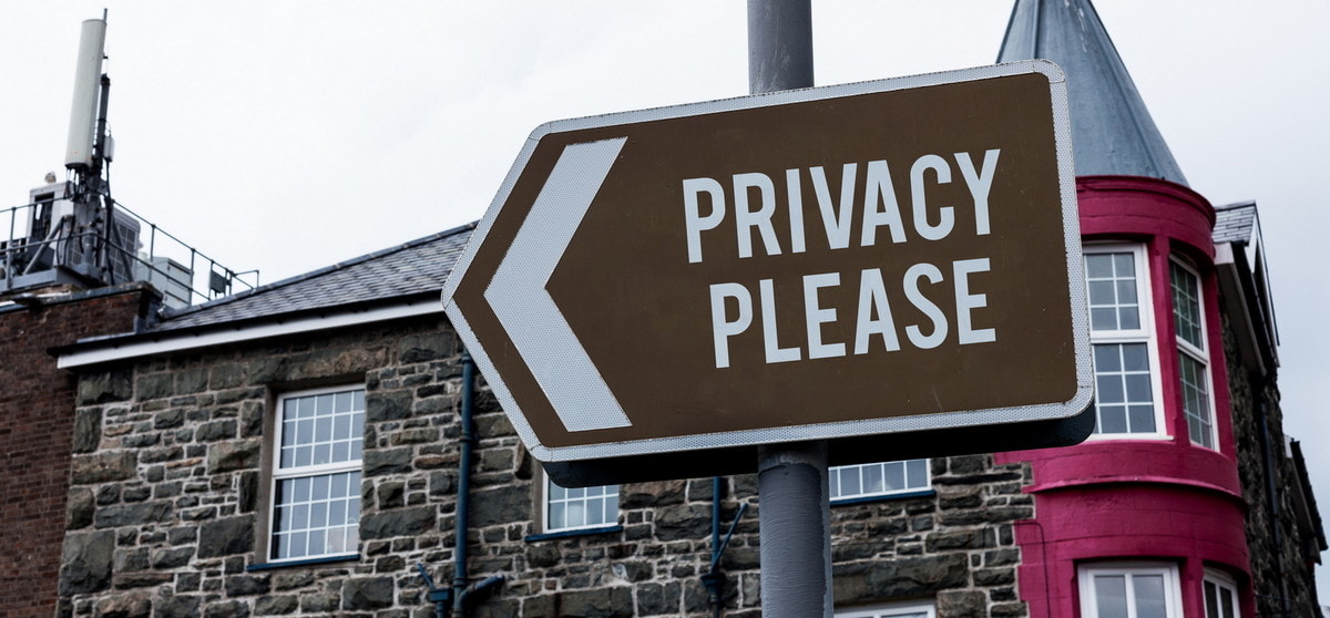 road sign that reads Privacy Please.
