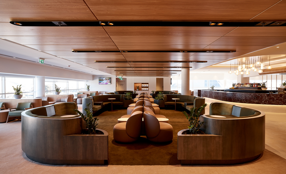 Central seating area with chairs and tables.