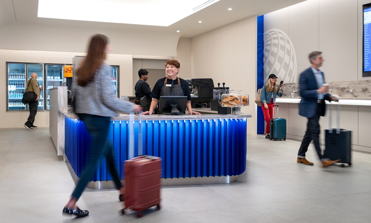 United Club Fly inside central area with coffee.