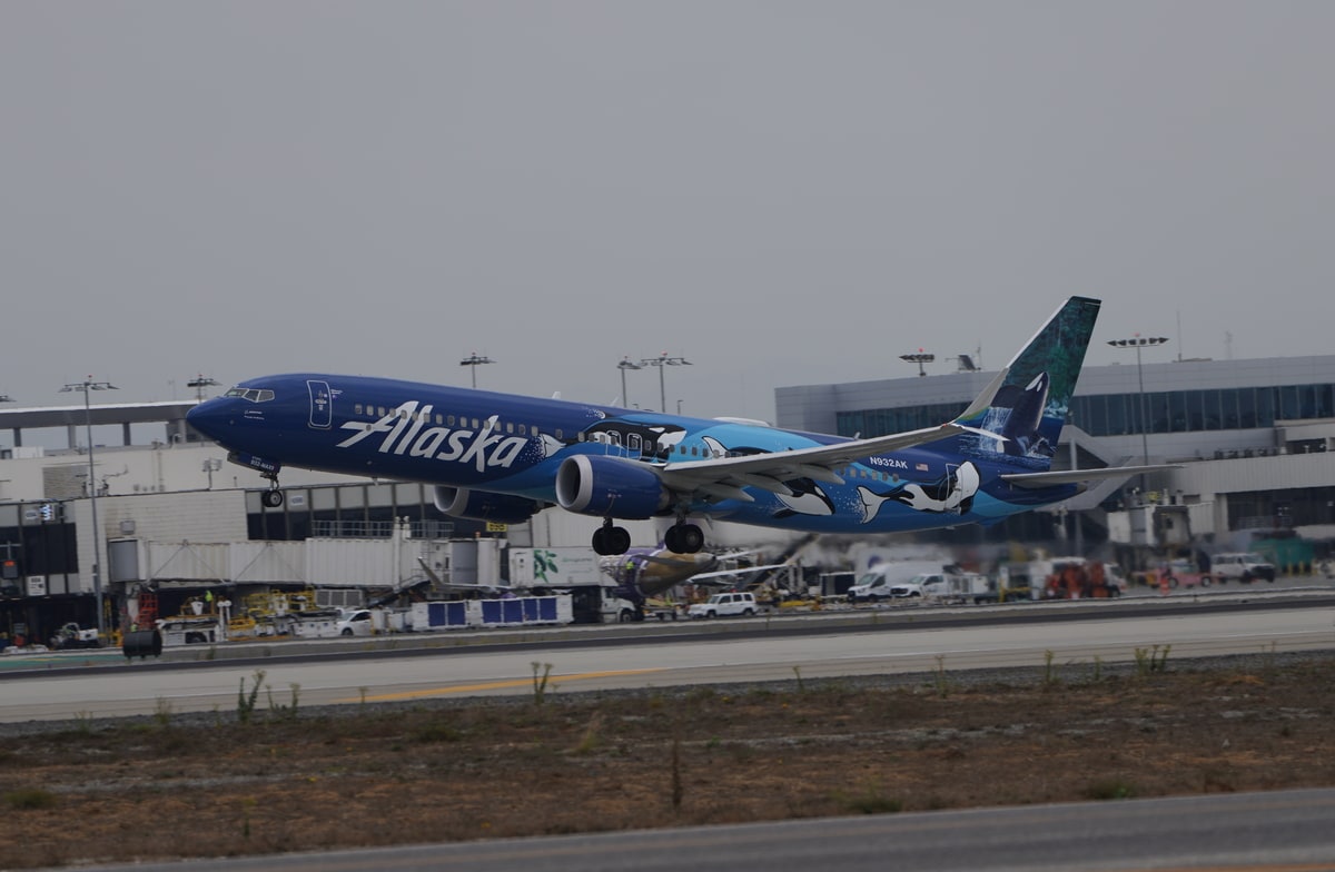 Alaska 737 MAX 9 departing LAX.