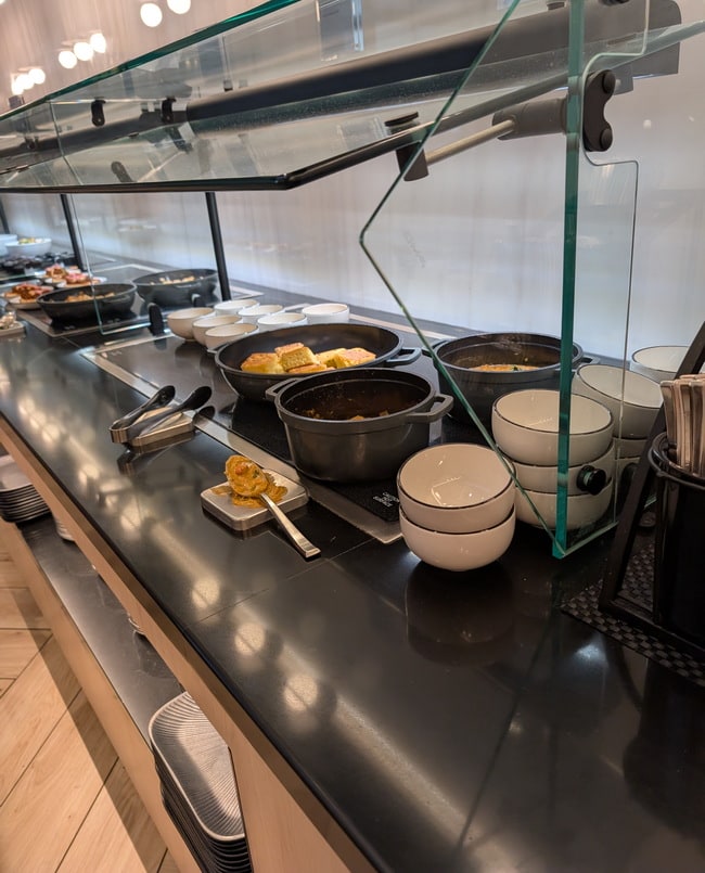 photo of the buffet area.