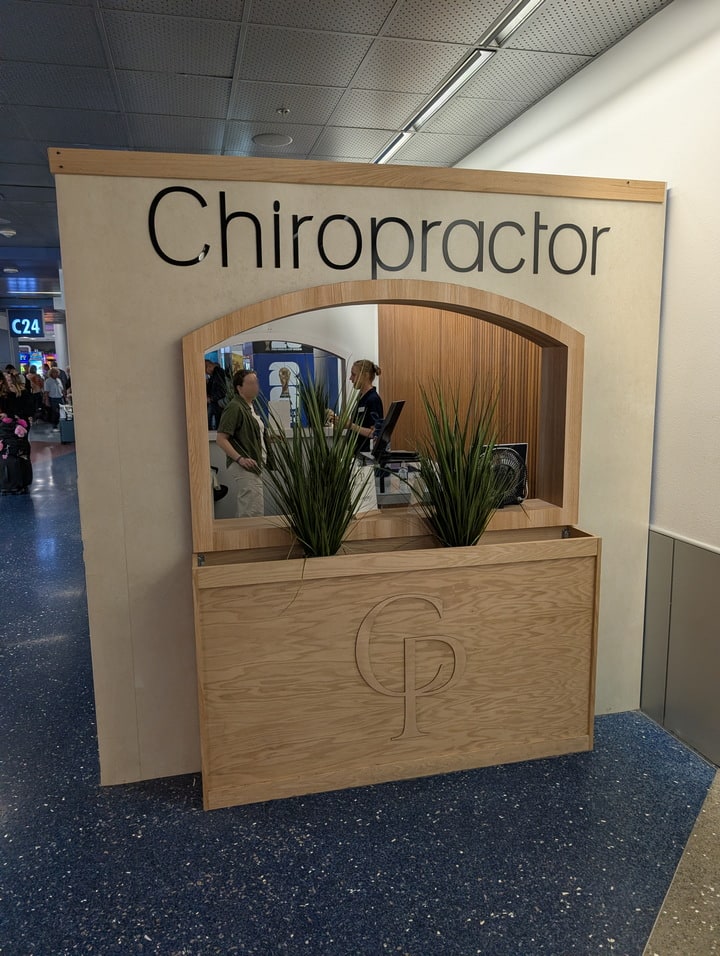 customer and chiropractor discussing wellness.