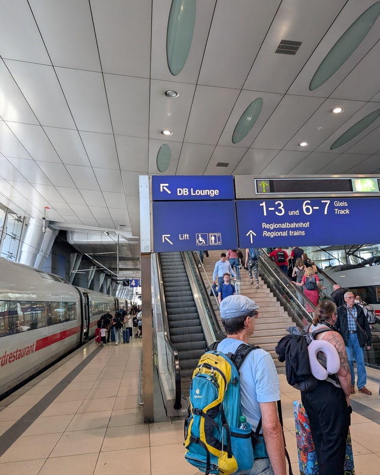 sign pointing to the direction of the elevator for to the DB lounge.