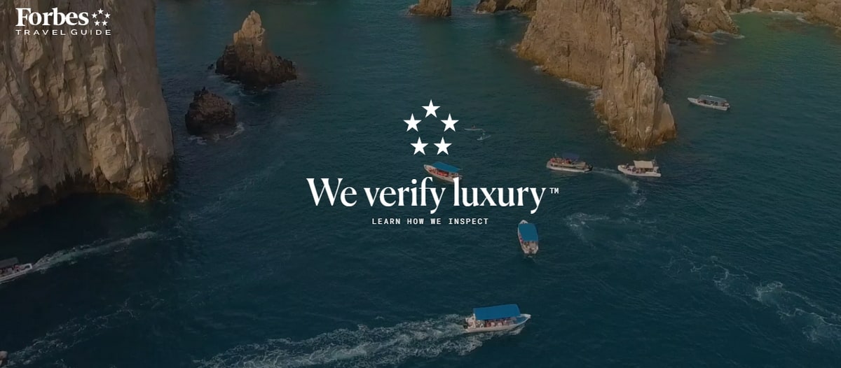 Boats in the water with beautiful cliffs in Los Cabos.