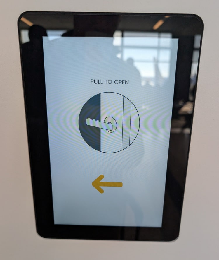 screen showing message pull to open, with a picture of a handle.