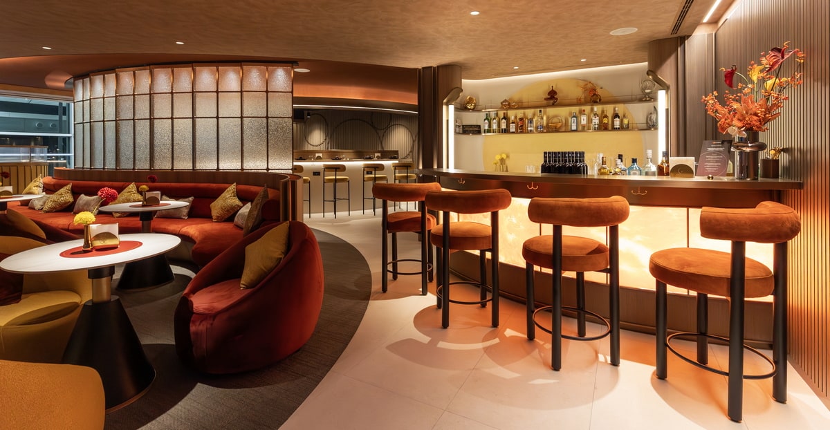 bar area, seating and tables.