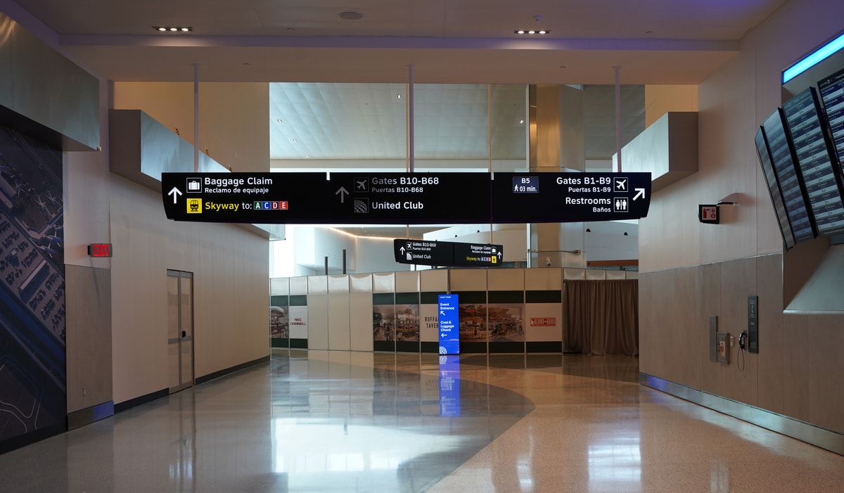 terminal sign showing direction to the lounge.